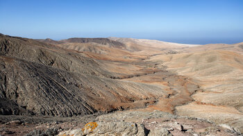 Blick über erodierte Schluchten zur Westküste der Insel Fuerteventura