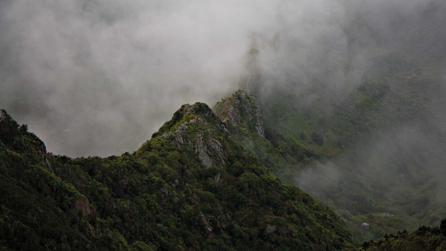 Wolken am Mirador El Bailadero im Anaga-Gebirge auf Teneriffa