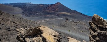 Ausblick über den Vulkan Teneguía bis zur Saline
