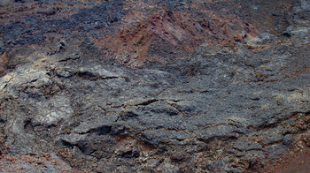 rötlich-graue Lavaverwerfungen am Vulkan Teneguía