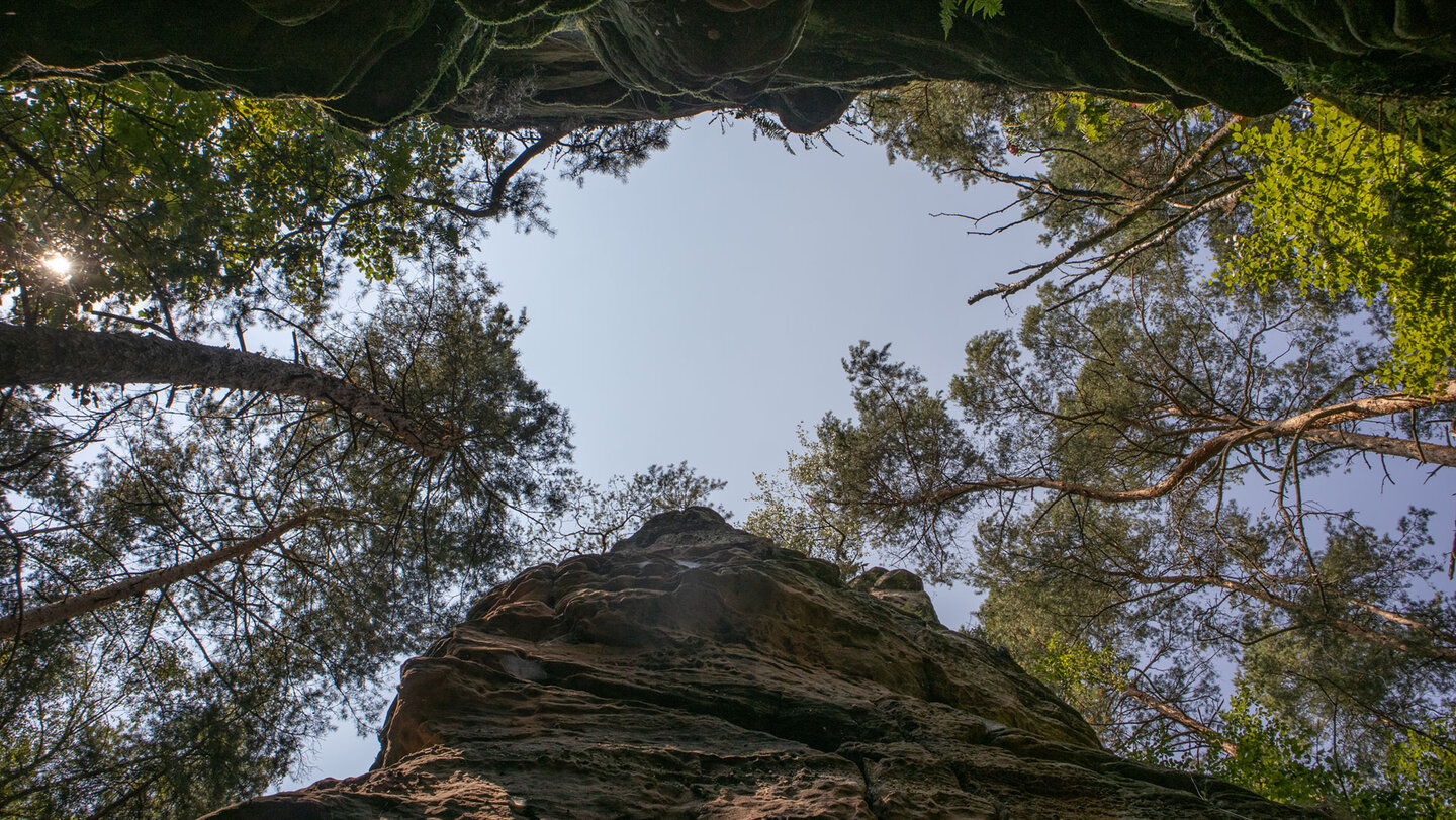 Eine Felsspalte trennt Eilöchelfelsen und Reichenbacher Turm.