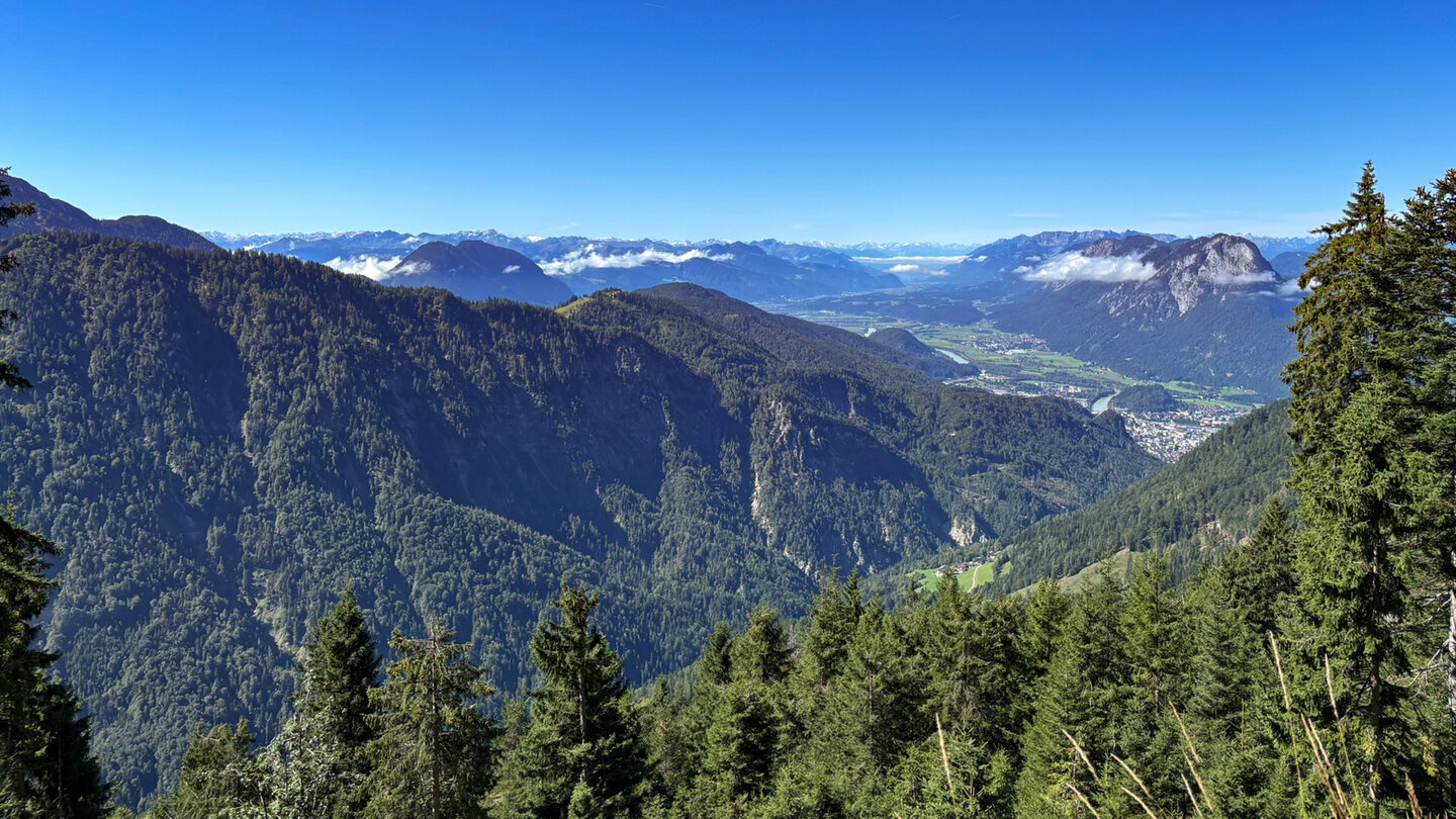 Blick über die Wälder zum Inntal und Kufstein