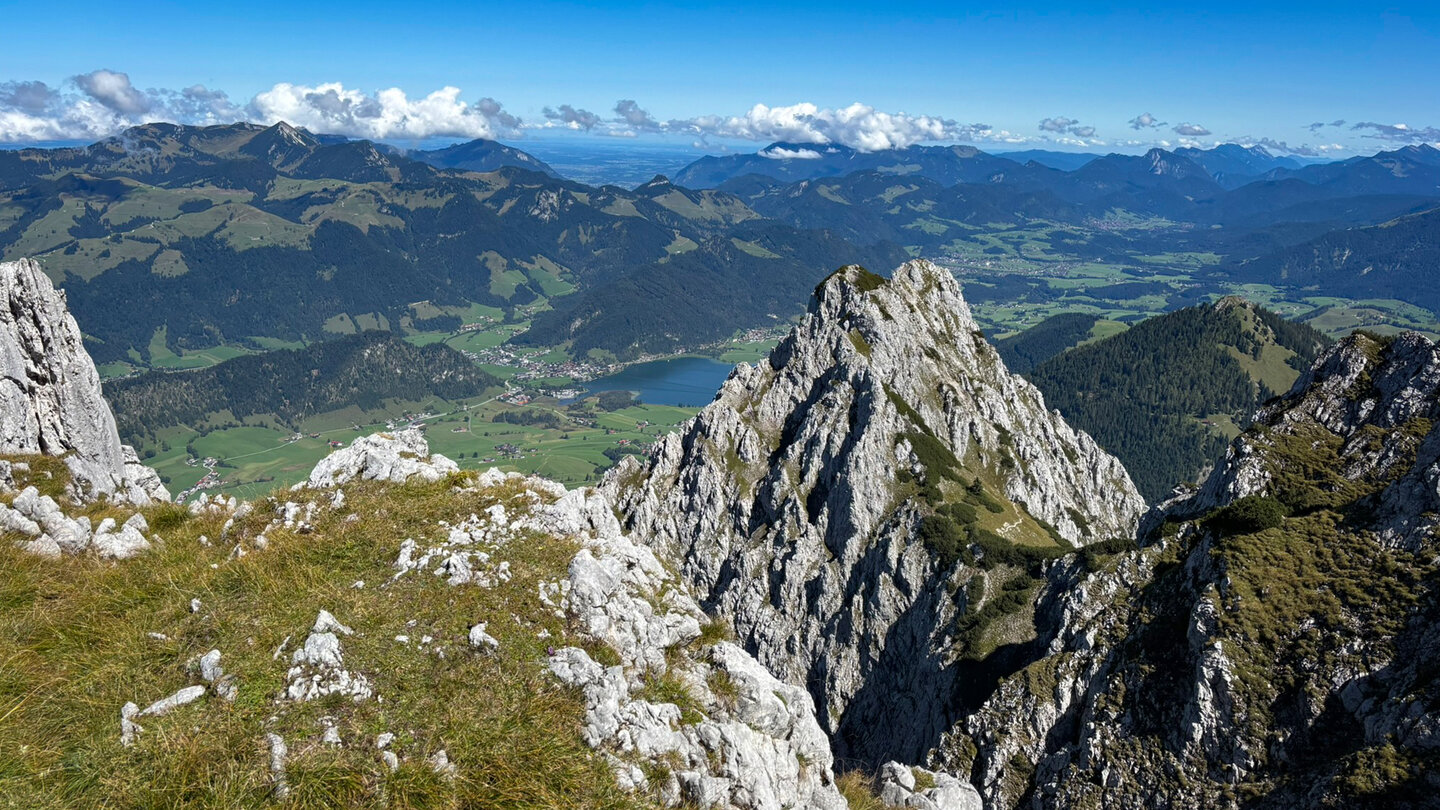 Aussicht auf den Walchsee kurz vor der Pyramidenspitze im Kaisergebirge