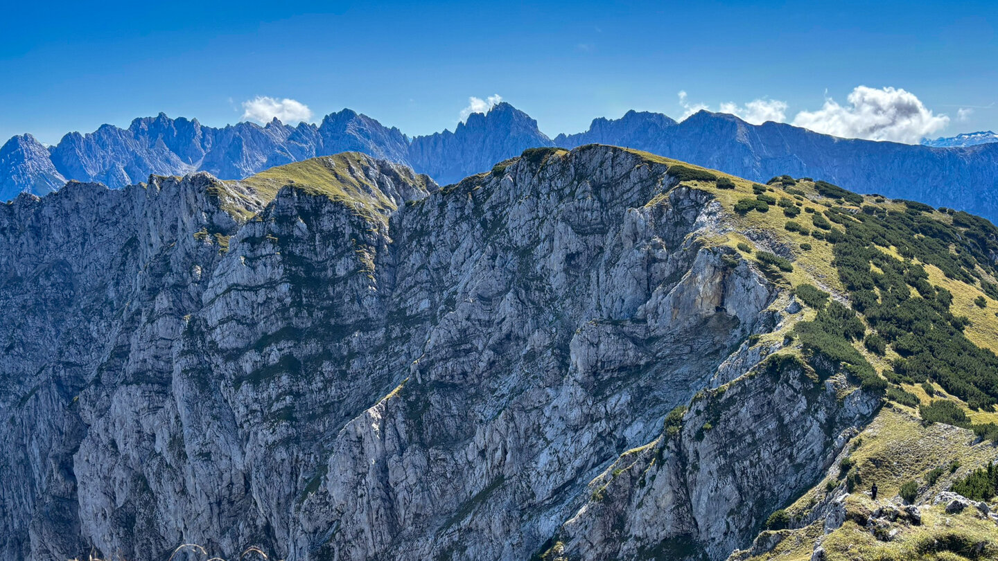 Blick von der Pyramidenspitze auf Vorderen und Hinteren Kesselschneid