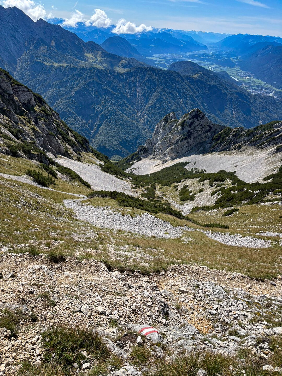 Wegmarkierung am Öchselweldkar mit Blick auf den Öchselweitschneid