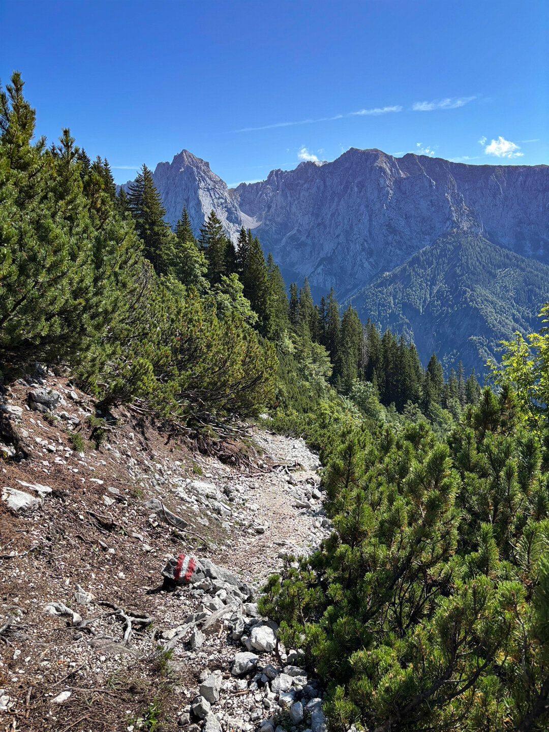 Wanderweg unterhalb des Großen Kessels mit Wegmarkierung und Blick zum Wilden Kaiser