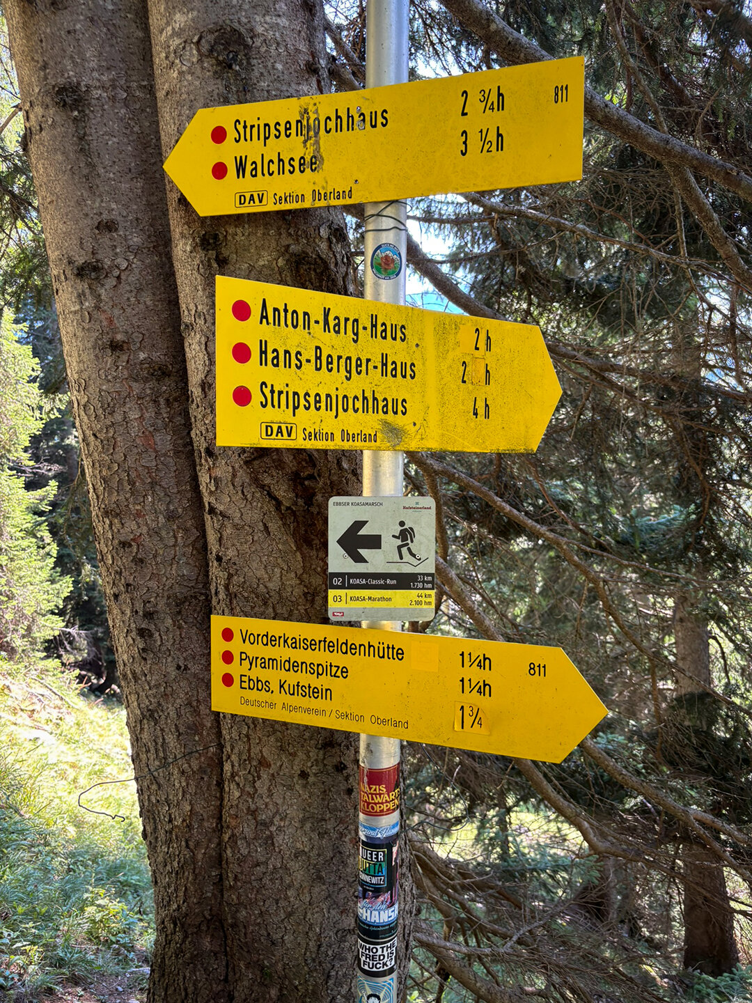 Wegweiser zum Stripsenjochhaus unterhalb der beiden Kesselschneide