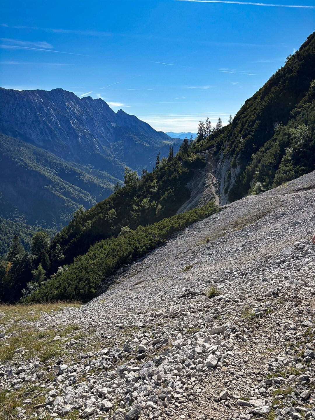 Blick über den Wanderpfad unterhalb des Hinteren Kesselschneids