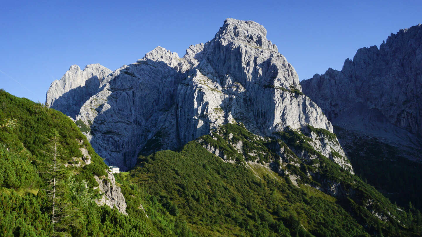 das Stripsenjochhaus vor der gewaltigen Kulisse des Totenkirchls