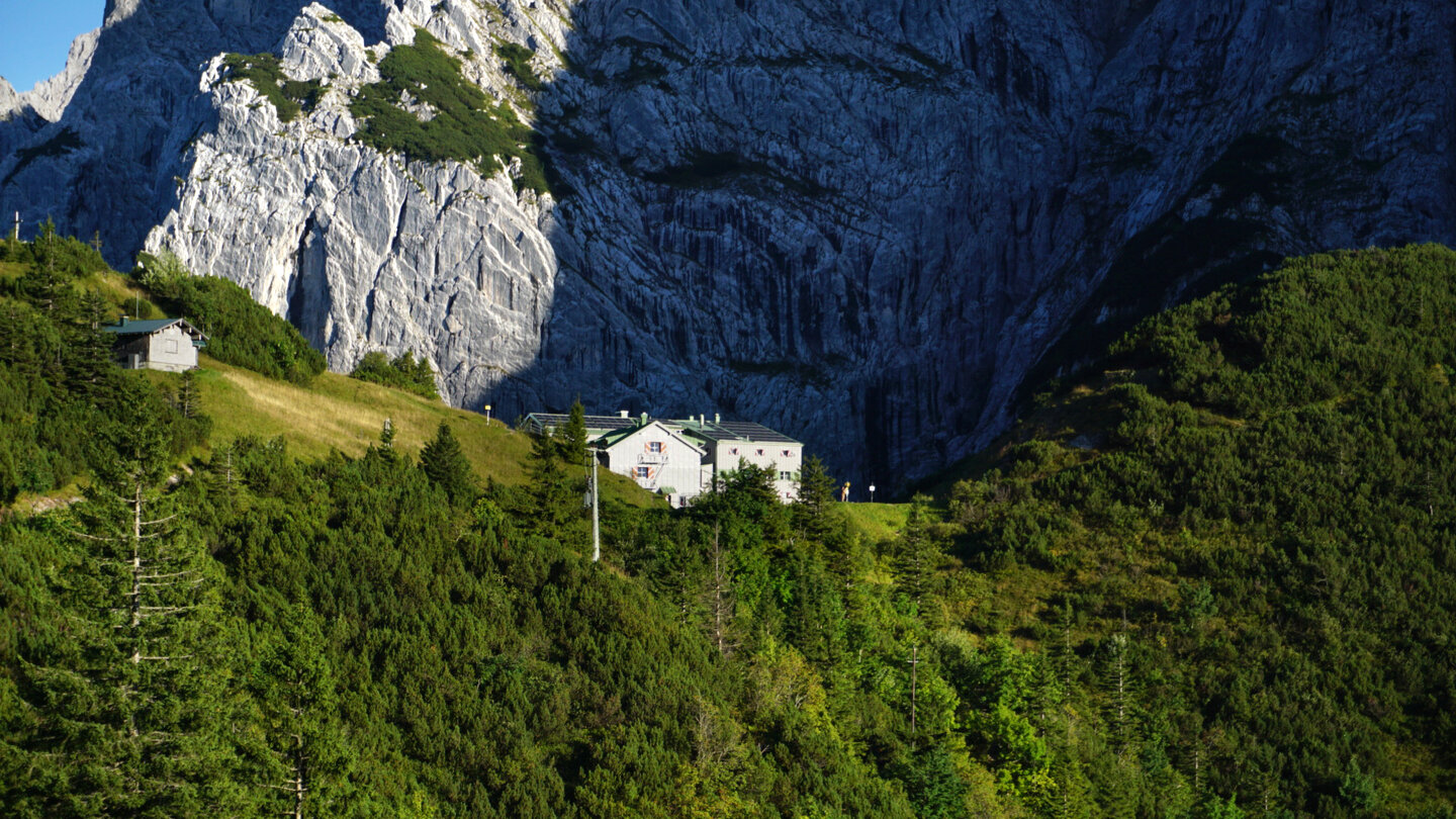 Stripsenjochhaus vor der schroffen Felskulisse