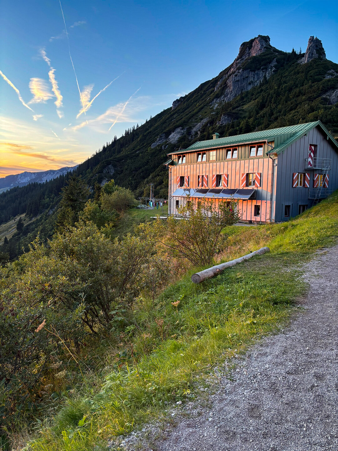 Stripsenjochhaus bei Abendlicht im Kaisergebirge