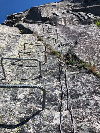 Blick hinauf am Klettersteig Himmelstigen