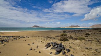 der Playa del Risco vor der Meerenge El Rio mit La Graciosa im Hintergrund