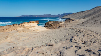 Ausblick entlang der Westküste Fuerteventuras im Wüstengebiet