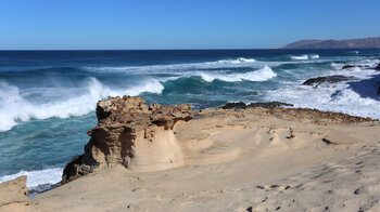 stürmisch heranbrandende Wellen an der Westküste Fuerteventuras