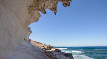 überhängende Sandsteinformation am Wanderweg bei Agua Tres Piedras
