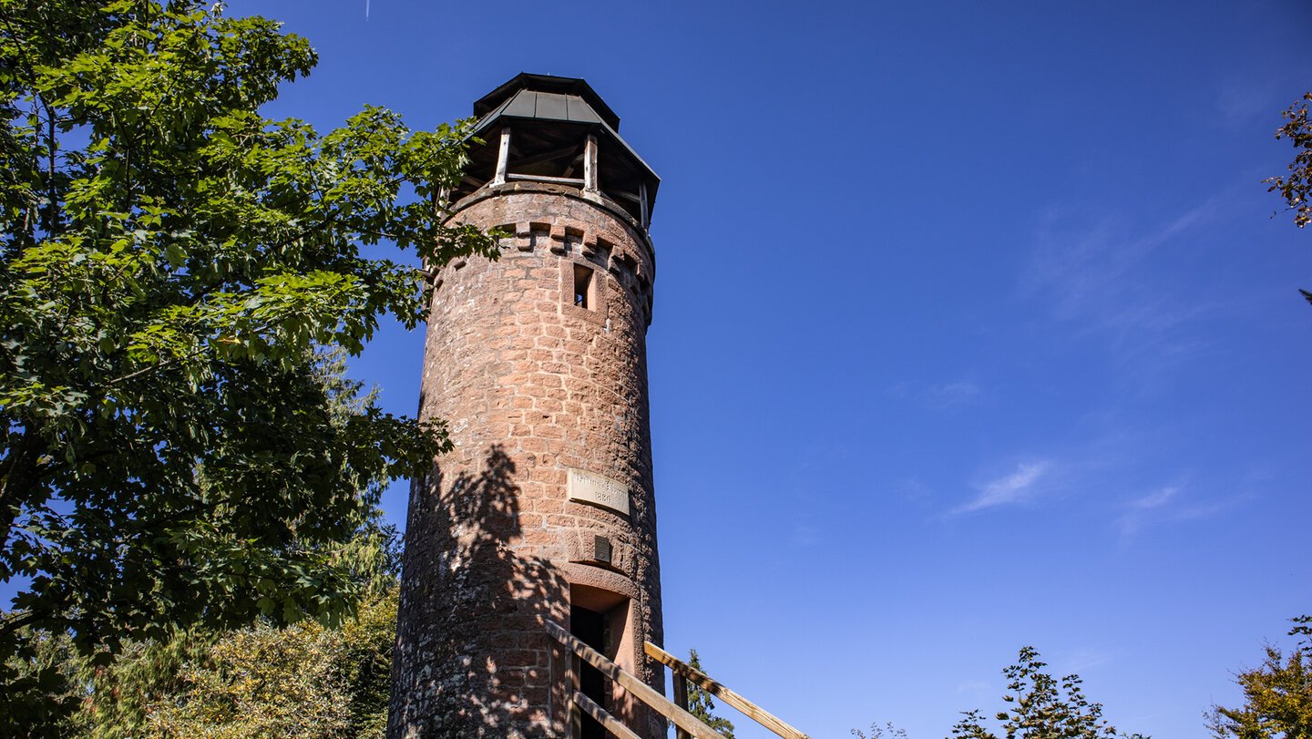 Der Martinsturm auf dem Treutelsberg, seit 1886 das Wanderziel über Klingenmünster.