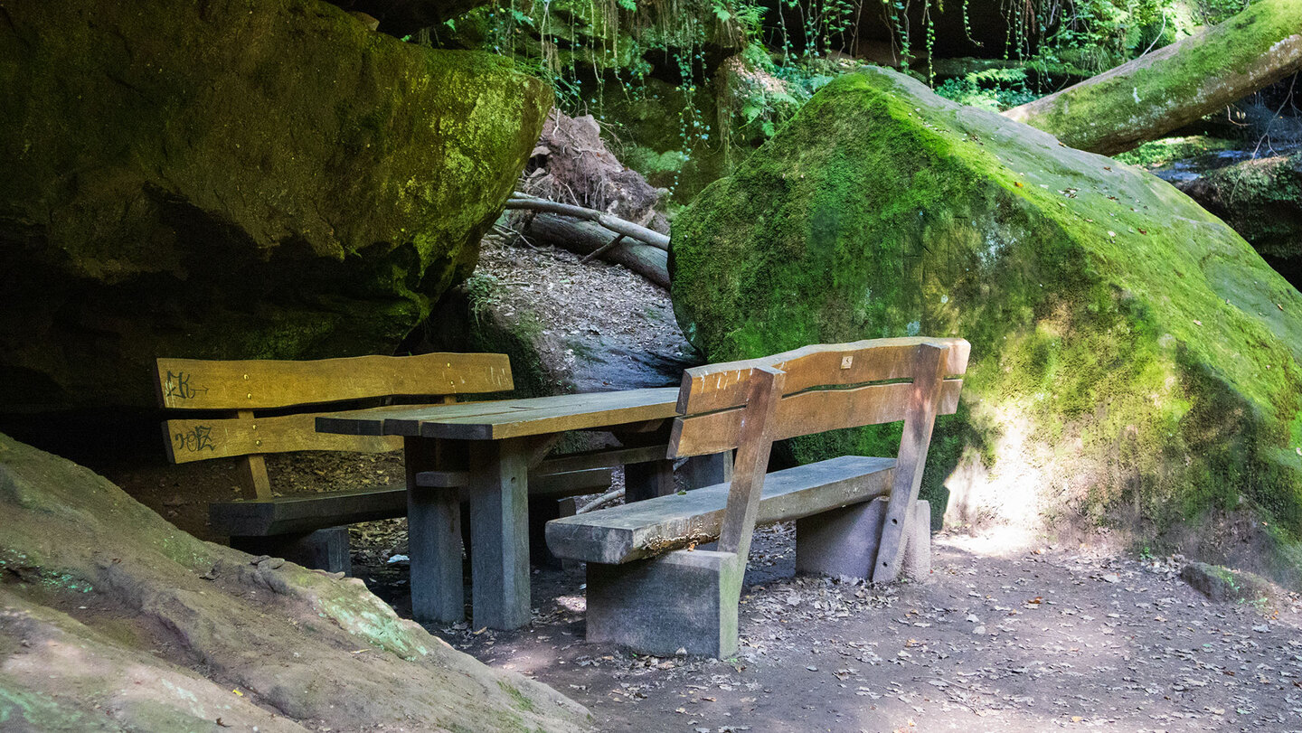 Raststelle am Wanderweg durch die Hexenklamm bei Pirmasens