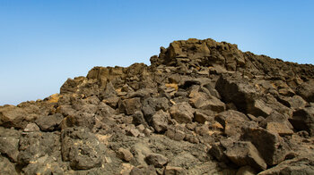 Wanderung zwischen dunklen Felsformationen an der Westküste Fuerteventuras