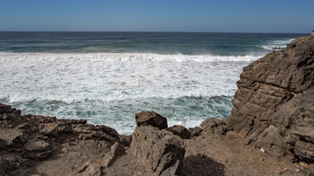 Blick über die Basaltküste auf den Atlantischen Ozean