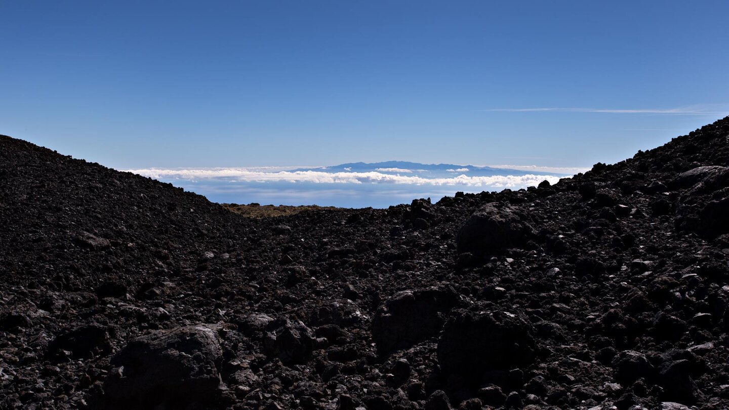 Blick auf die Nachbarinsel Gran Canaria über den Vulkan Fasnia