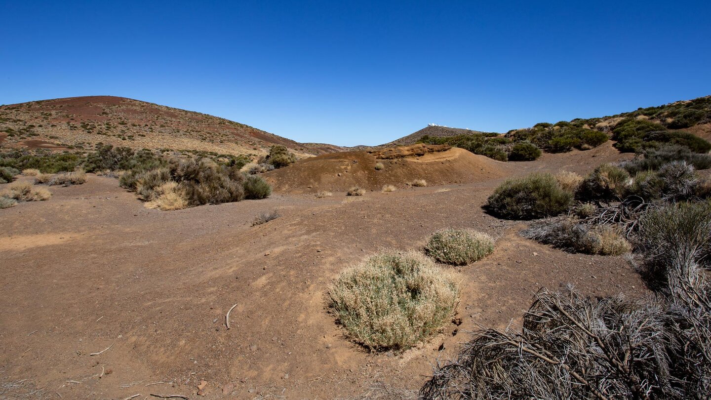 Ausblicke zum weiß leuchtenden Observatorium Izaña vom Wanderweg