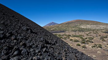 Flanke des Fasnia mit Teide im Hintergrun