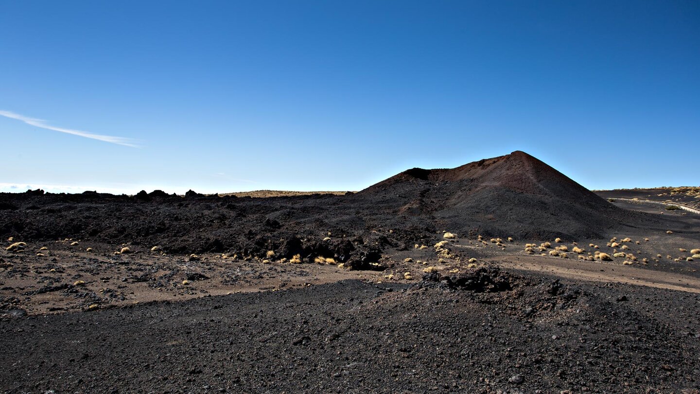 der Krater des Vulkans Fasnia mit Lavaverwerfungen