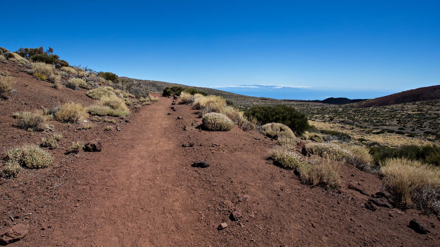 Wanderweg mit Blick auf den Vulkan Fasina und die Nachbarinsel Gran Canaria