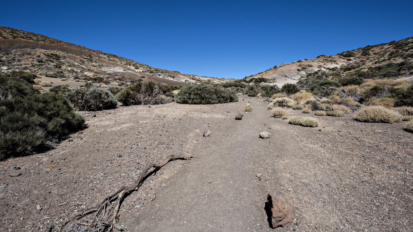 der Wanderweg führt durch entlang Vulkankegeln mit starken Erosionsspuren
