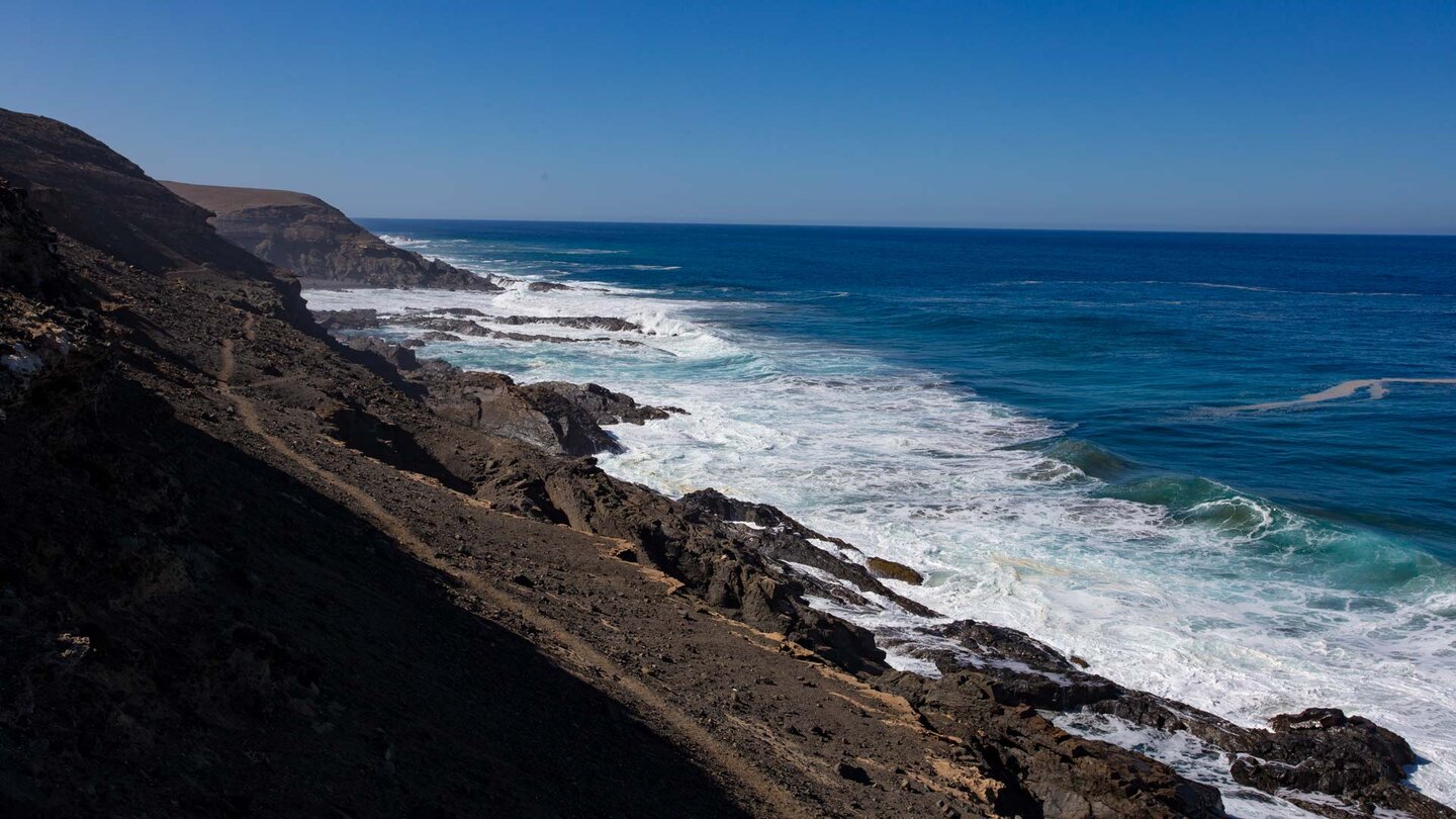 raue Küstenlandschaft entlang des Wanderpfads - Aguas Verdes, Fuerteventura