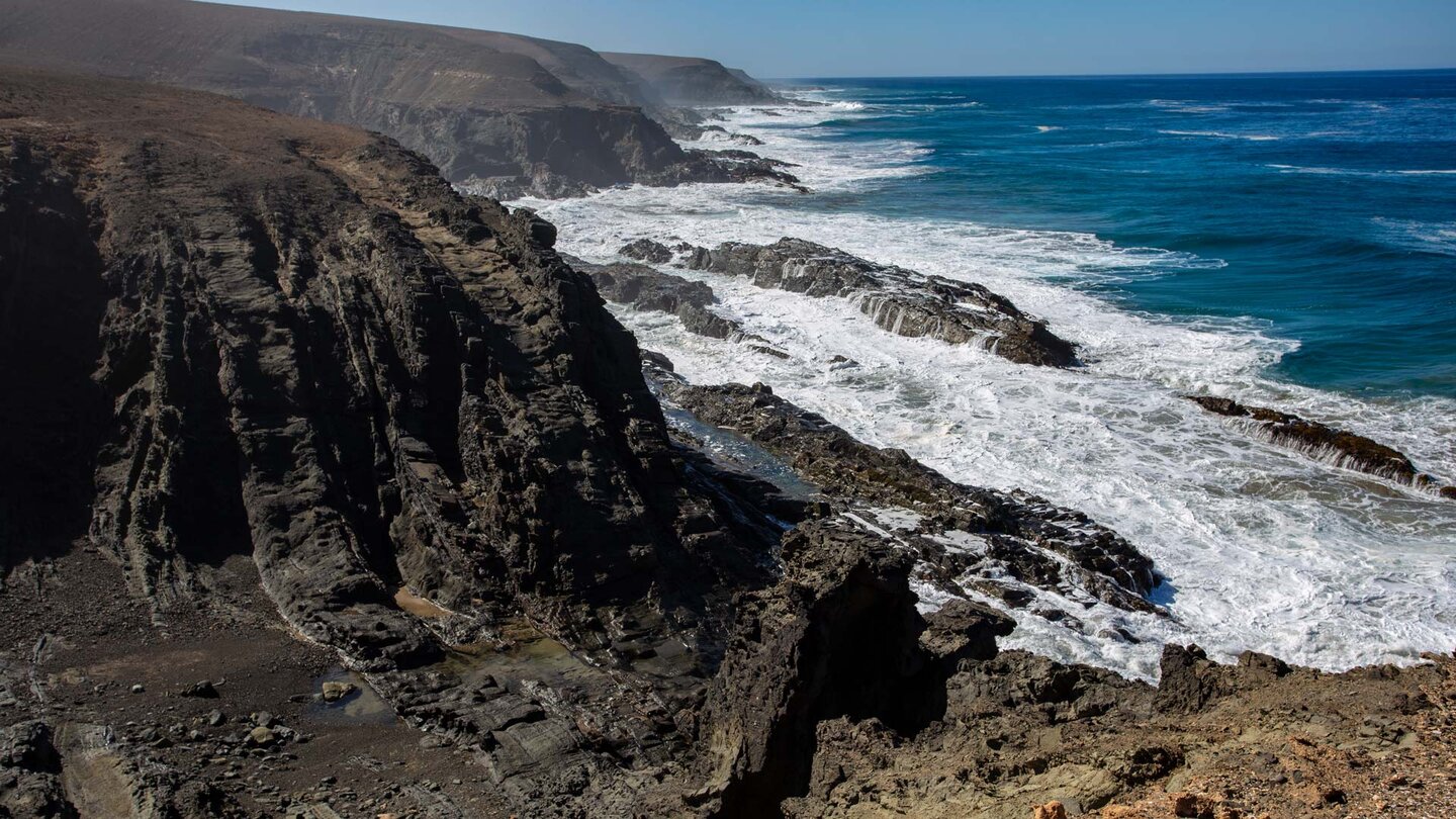 vulkanischen Gesteinsschichten an der Westküste - Aguas Verdes, Fuerteventura