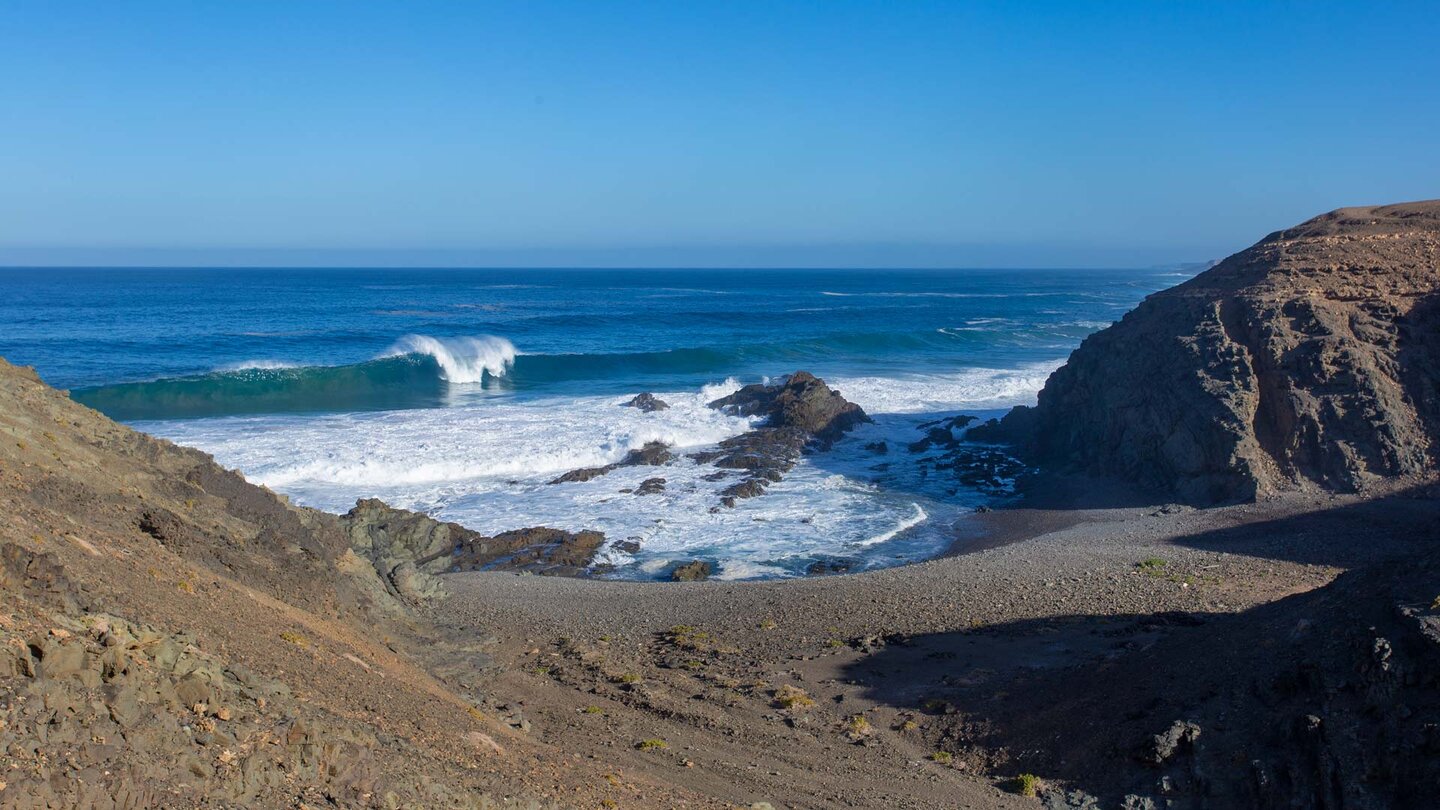 Gezeitenbucht zwischen den steilen Klippen am Wanderweg - Aguas Verdes, Fuerteventura