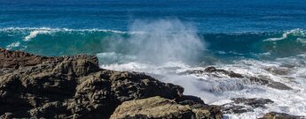 Wanderpfad entlang der Klippen über den Wellen bei Aguas Verdes auf Fuerteventura