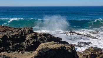Wanderpfad entlang der Klippen über den Wellen bei Aguas Verdes auf Fuerteventura