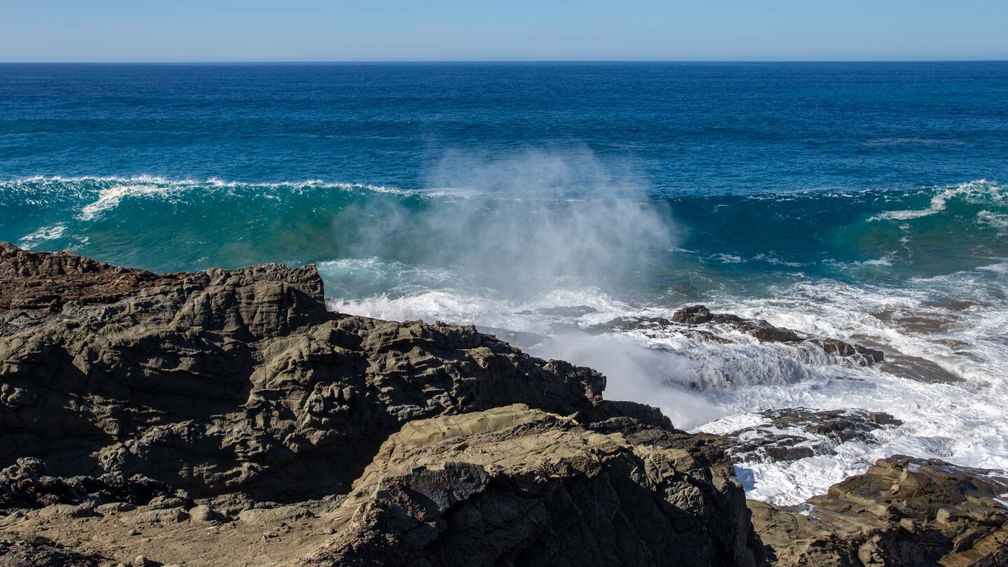 Wanderpfad entlang der Klippen über den Wellen bei Aguas Verdes auf Fuerteventura