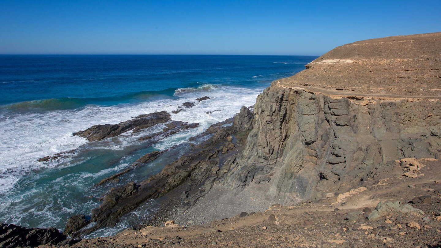 Wanderpfad entlang der Abbruchkante der steil aufragenden Klippen- Aguas Verdes auf Fuerteventura