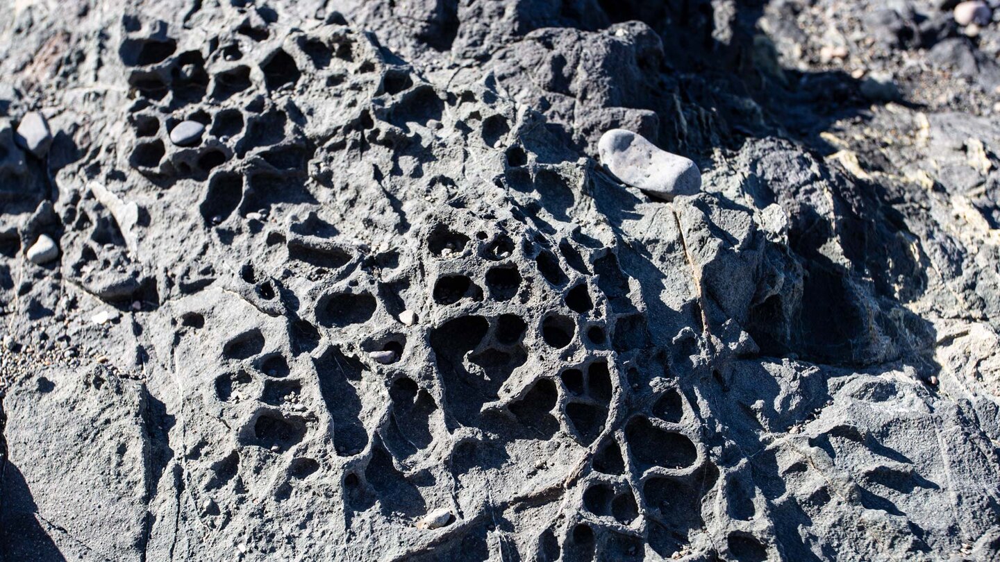 Strukturen im erodierten Gestein an der Playa de Junquillo nahe Aguas Verdes auf Fuerteventura