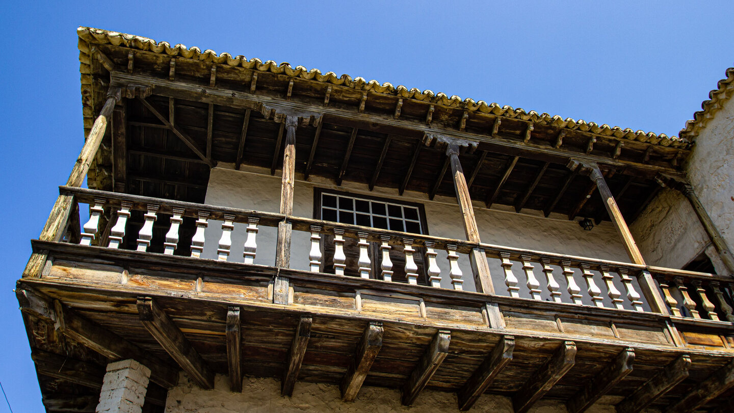 historischer Holzbalkon in der Altstadt von Tazacorte auf La Palma historischer Holzbalkon in der Altstadt von Tazacorte