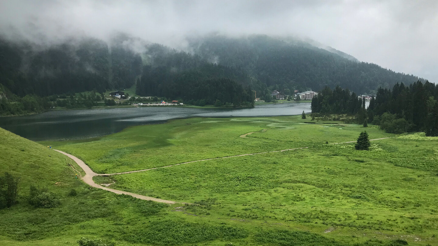 idyllischer Spitzingsee mit sattgrünen Wiesen Spitzingsee mit sattgrünen Wiesen