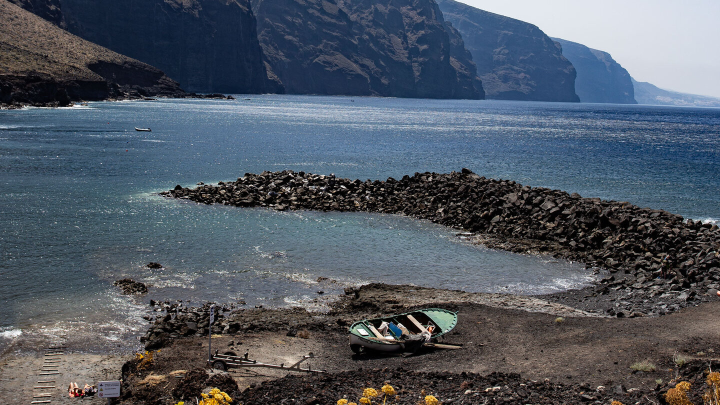 Badebucht an der Punta de Teno mit Blick auf die Steilkippen des Teno-Massivs