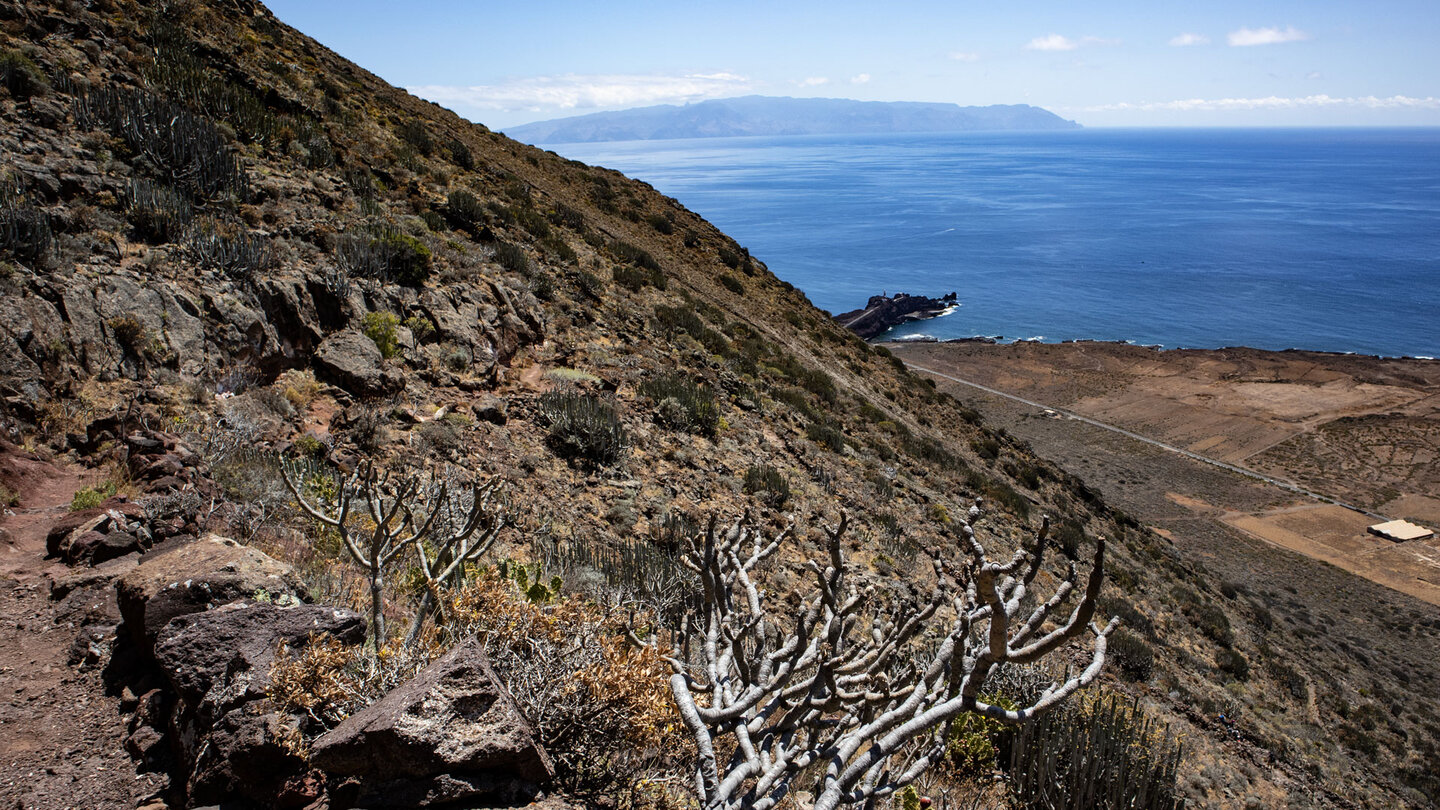 Blick entlang des Wanderwegs auf die Landzunge an der Punta de Teno
