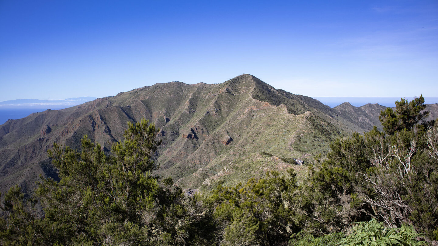 Blick auf die Cumbres de Baracán mit der Insel La Palma am Horizont
