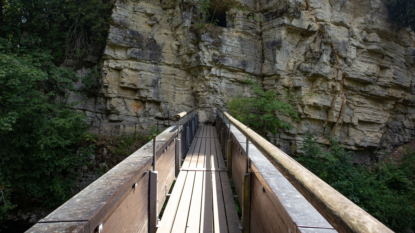 der Wanderweg über den Bachheimer Steg unterhalb Muschelkalkfelsen