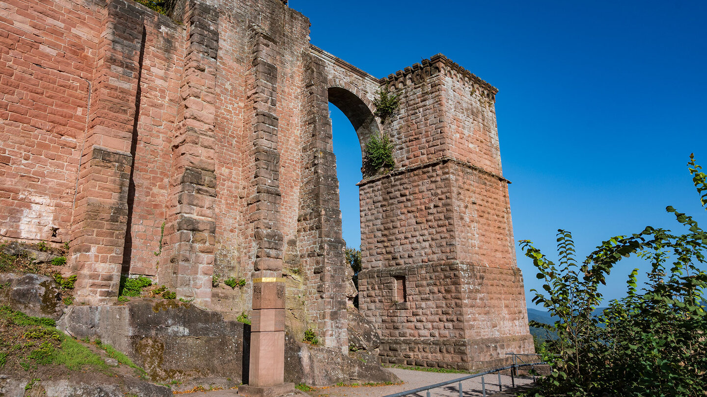 Brunnenturm und Stauferstele der Burg Trifels