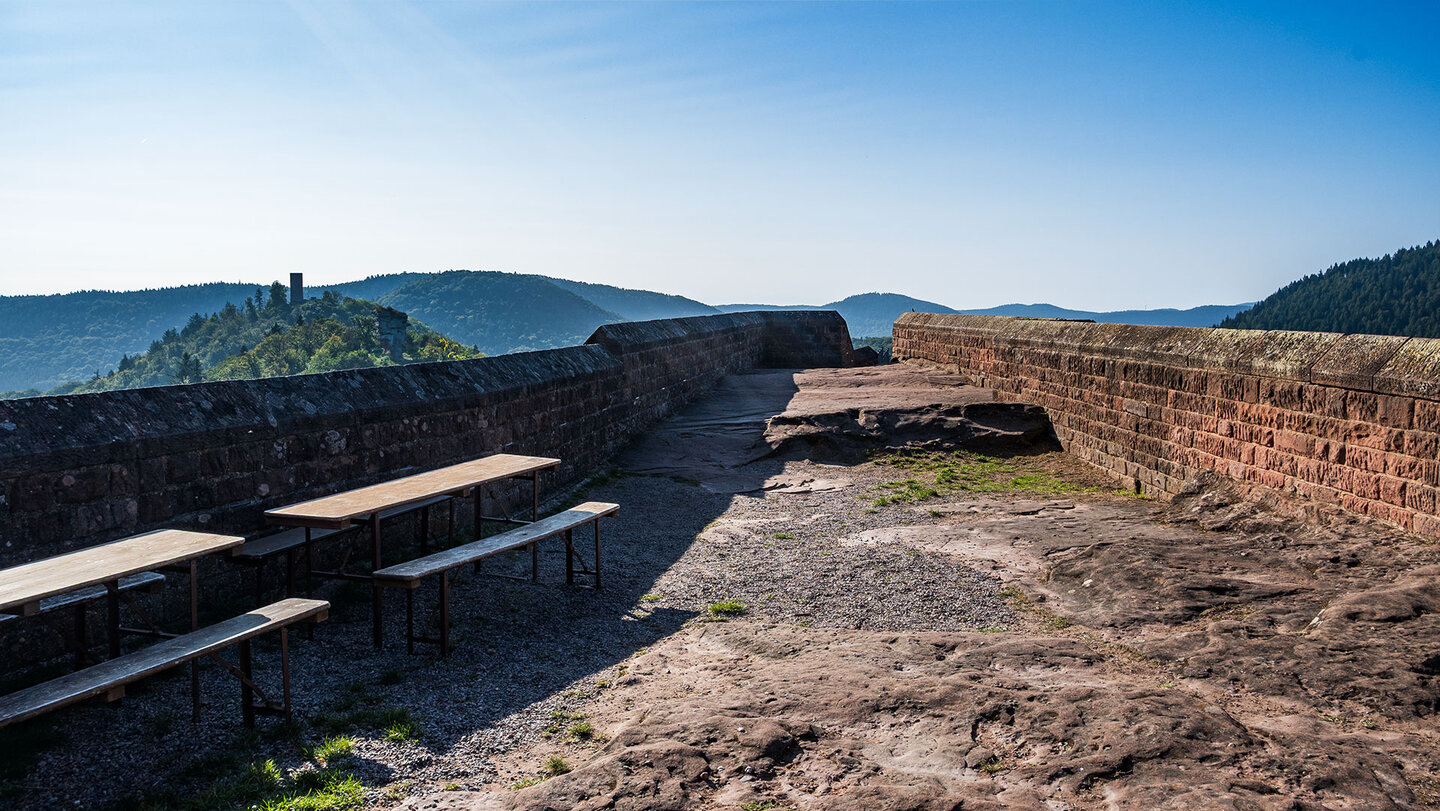 Blick von der Burg Trifels auf die Burgruinen Arnebos und Scharfenberg