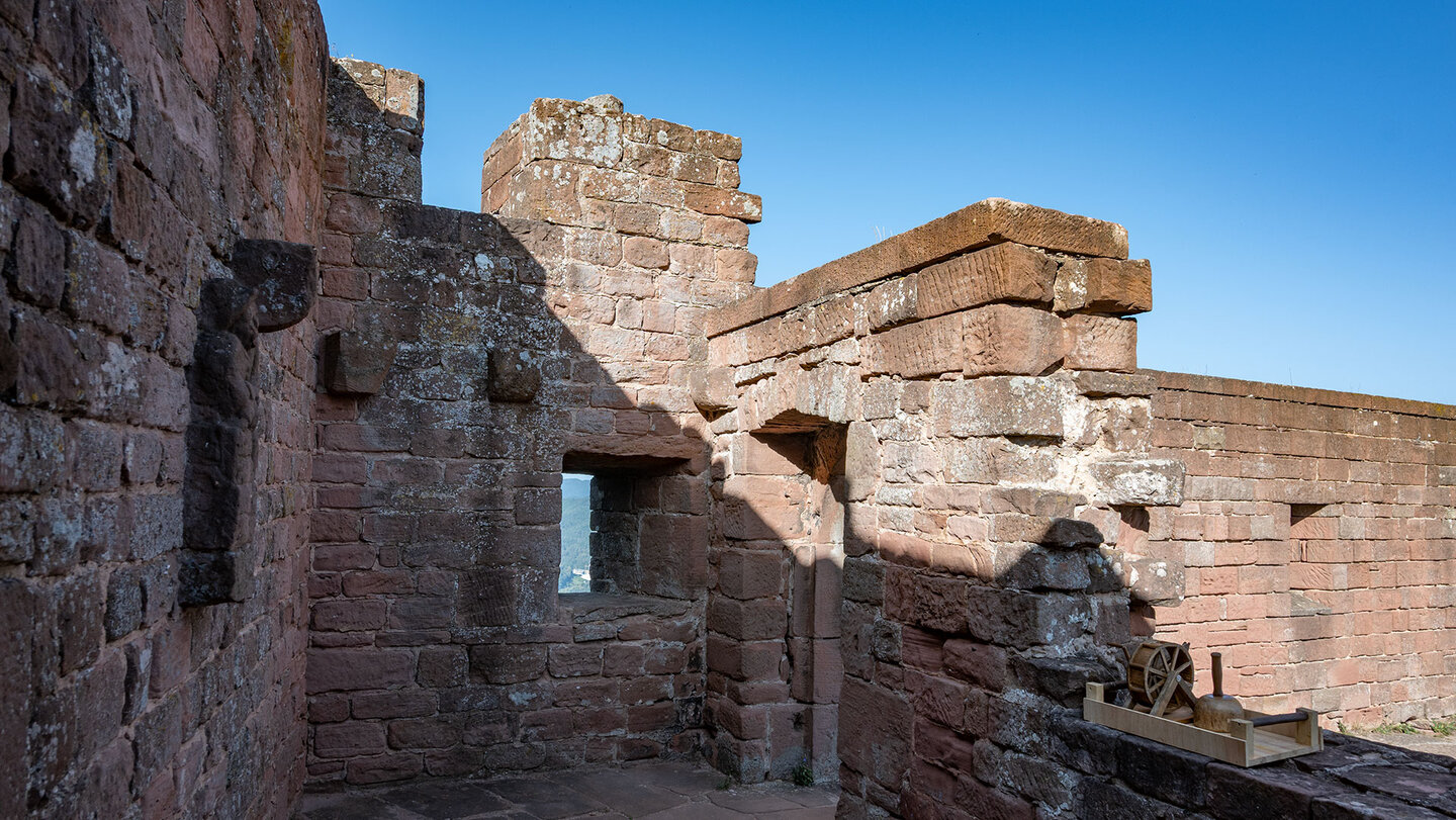 Burg Trifels: Buntsandsteingemäuer