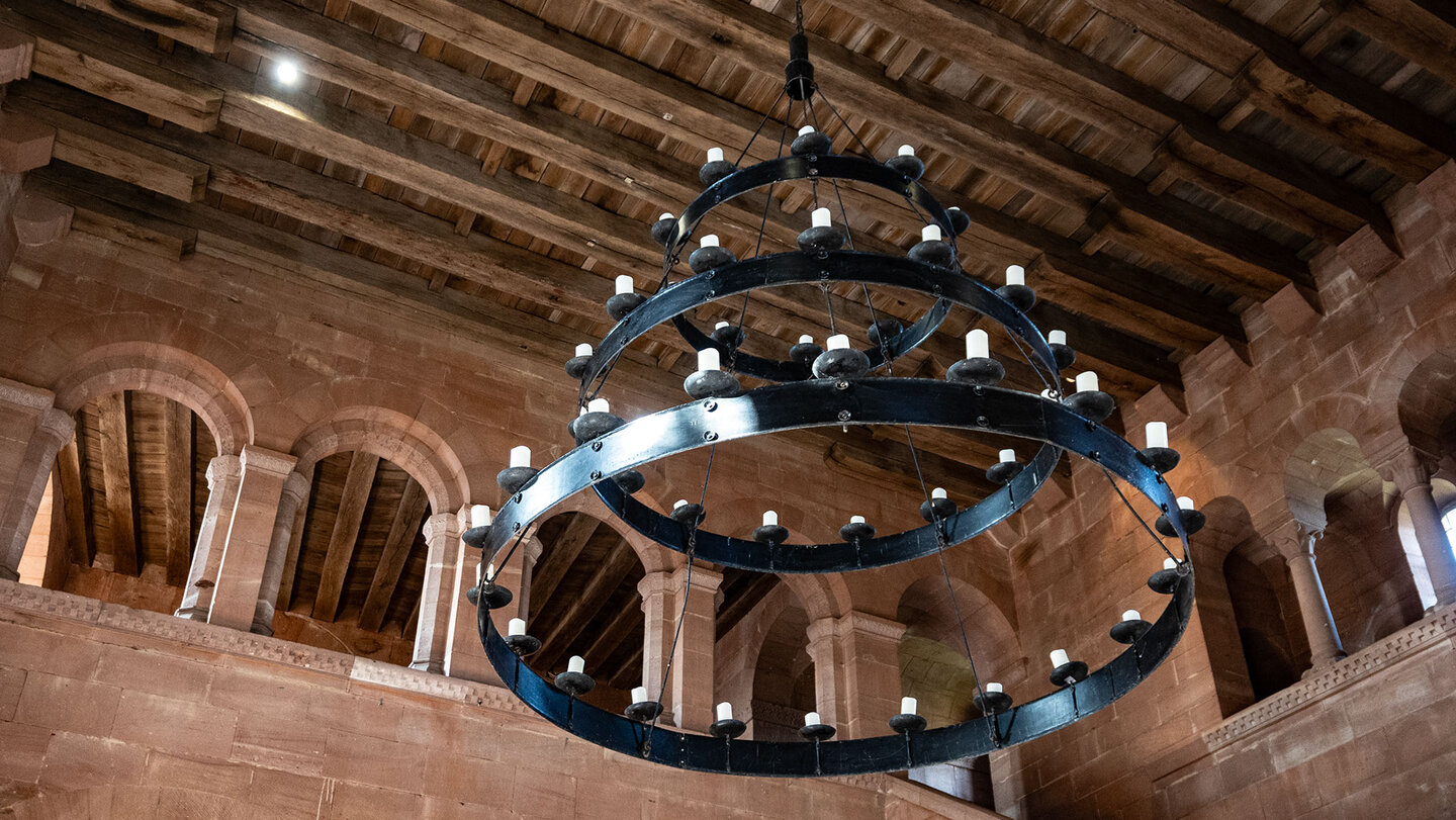 Kronleuchter im Rittersaal der Reichsburg Trifels