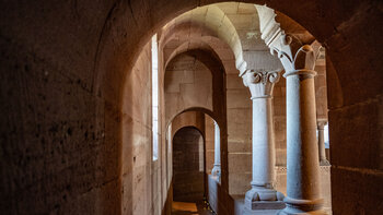 Säulengang auf der Galerie der Reichsfeste Trifels