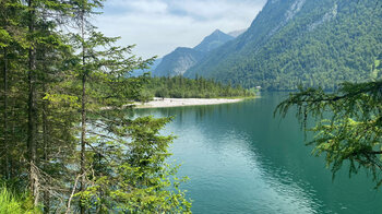 Blick über das türkise Wasser des Königssees